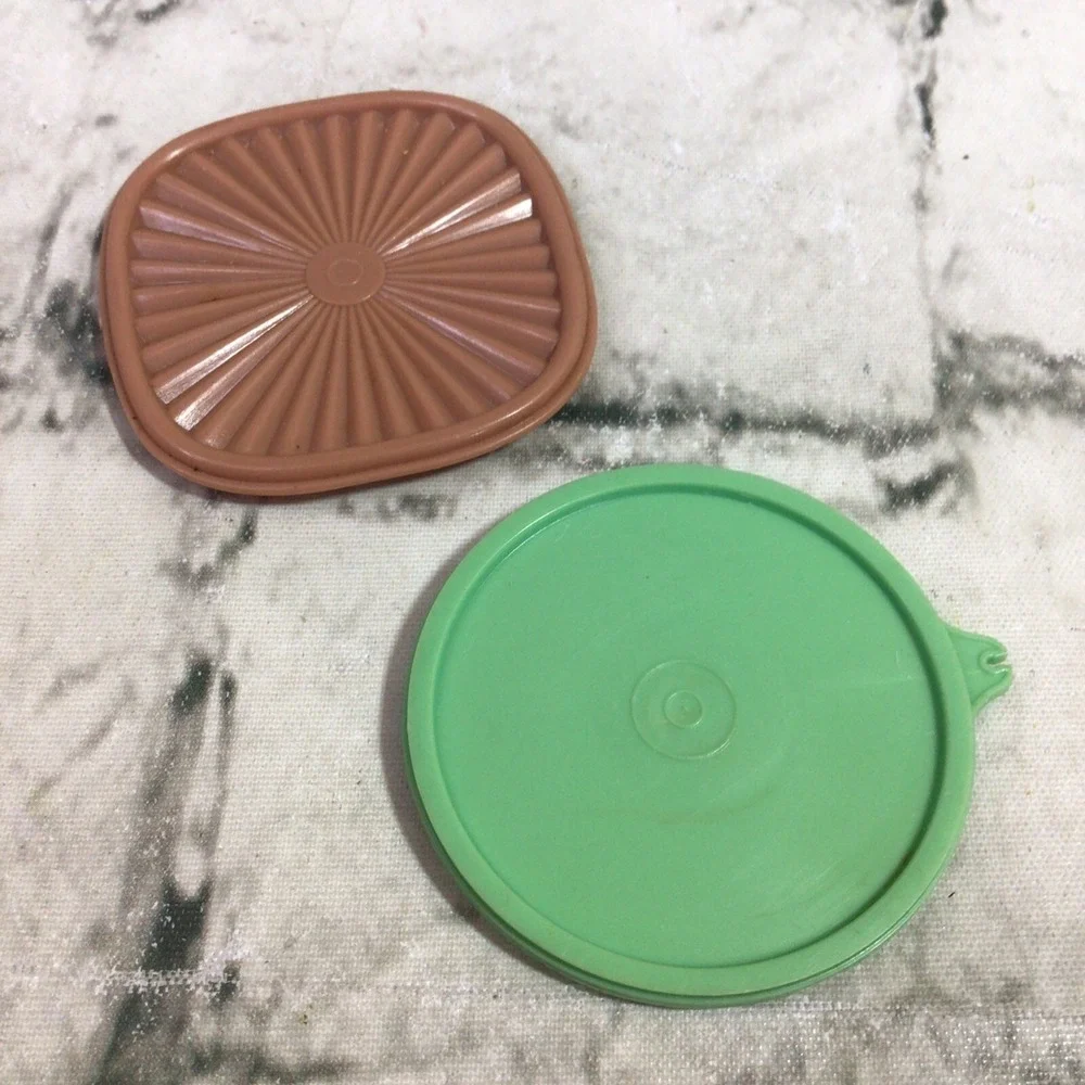 Tupperware Magnets Lot Of 2 Lids Green Brown‎
